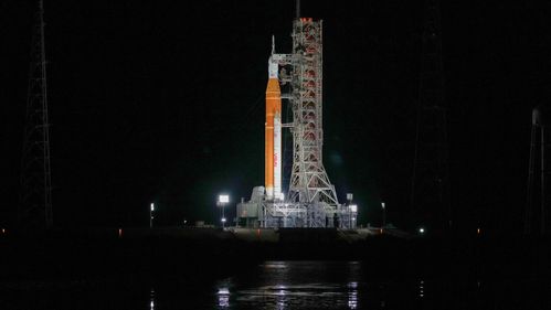 Illustrasjon av Nasa utsetter måneferd etter problemer