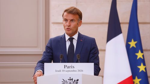 Illustrasjon av Macron med nytt forsøk på å forby sosiale medier for barn