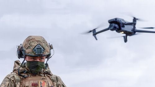 Illustrasjon av Slik tvinges KI-droner frem i Ukraina