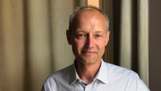 Illustrasjon av Redpill Linpro vil la ansatte og KI-agenter jobbe side om side