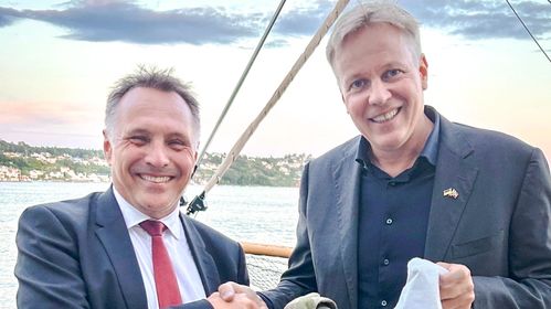 Illustrasjon av Watchbird vil ha forsvars­ministeren i retten