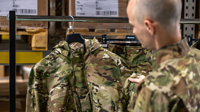 En databrikke skiller norske og danske uniformer – og stresser danskene 