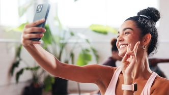 Illustrasjon av Nå kan KI stjele finger­avtrykkene dine fra selfie-bilder