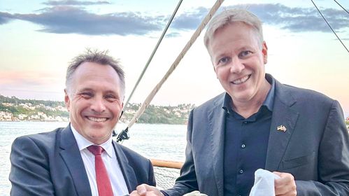 Illustrasjon av Staten og Watchbird er rivende uenige i «maskesaken» – i desember møtes de i retten