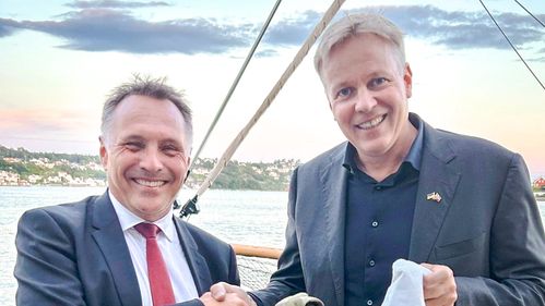 Illustrasjon av Staten og Watchbird er rivende uenige i «maskesaken» – i desember møtes de i retten