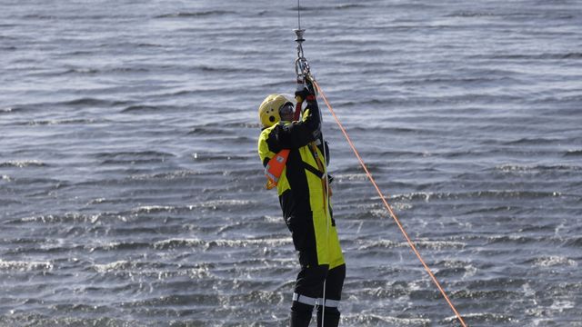 Forsvarsministeren ble hentet opp av vannet