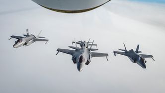Illustrasjon av Flere tusen soldater og kampfly i Missing man-formasjon skal hedre kong Harald