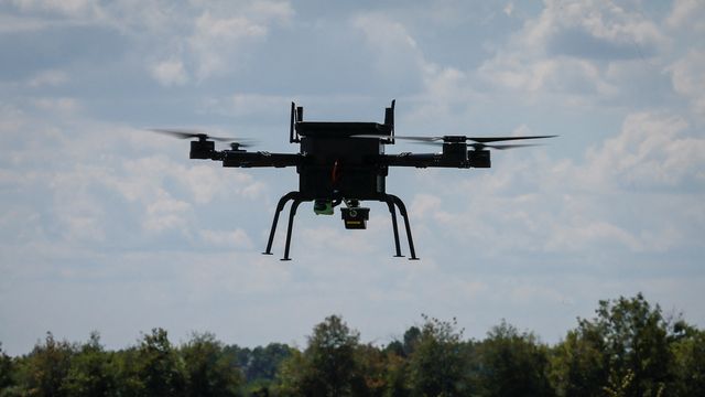 Et skudd koster 10 kroner: Vil masseprodusere laservåpen mot droneangrep