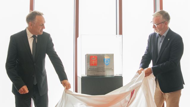 Departementet bekrefter at varsel er mot Forsvarsbygg-sjefen