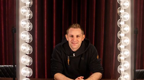 Illustrasjon av Max Schrems ber EU fase ut amerikansk sky