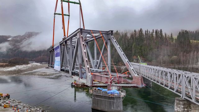 Her løftes brua på plass: Kollapsen koster rundt 420 millioner kroner