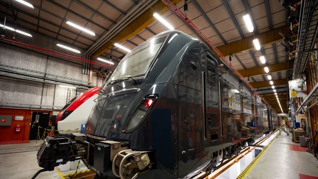 Det første av 36 oppgraderte tog er levert