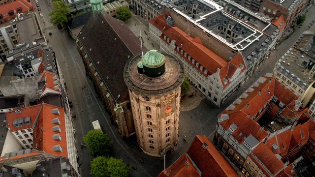 Løfter kobberhatten av det kjente tårnet fra 1642