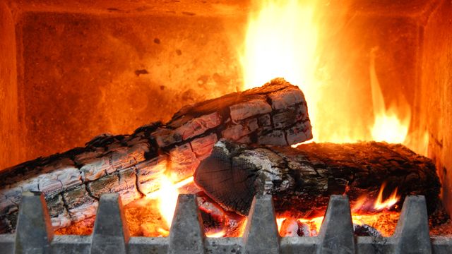 Dansk beredskapsekspert: – Tenk dere om før dere kaster de gamle vedovnene