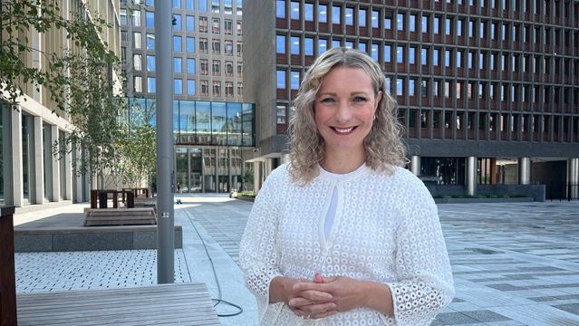 Karianne Tung ser verden gjennom rosenrøde Meta-briller
