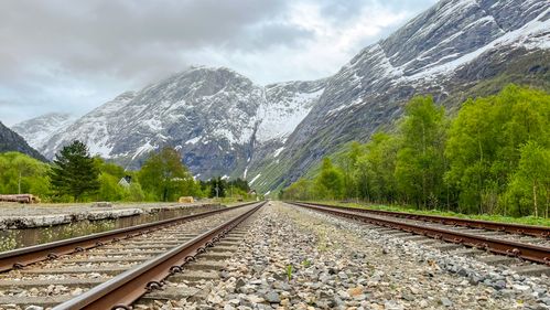 Illustrasjon av Utsetter åpningen – fare for nye ras