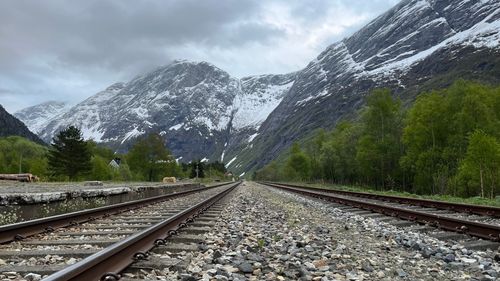 Tog kjørte inn i sporsperre