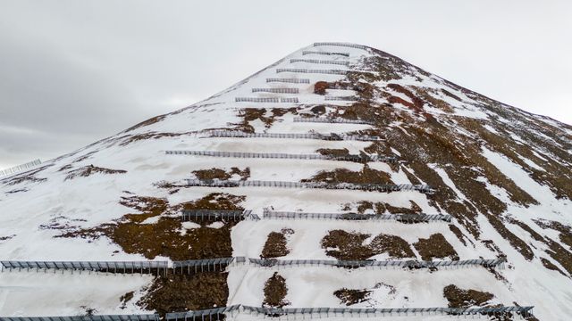Å sikre Norges nordligste by mot skred tar over tre år og koster 130 mill.