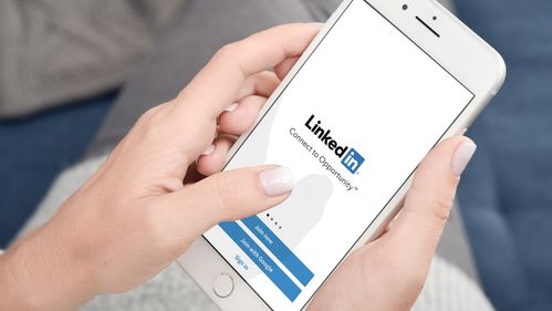 Illustrasjon av Bare halvparten av innlegg på Linkedin er helt menneskeskapte