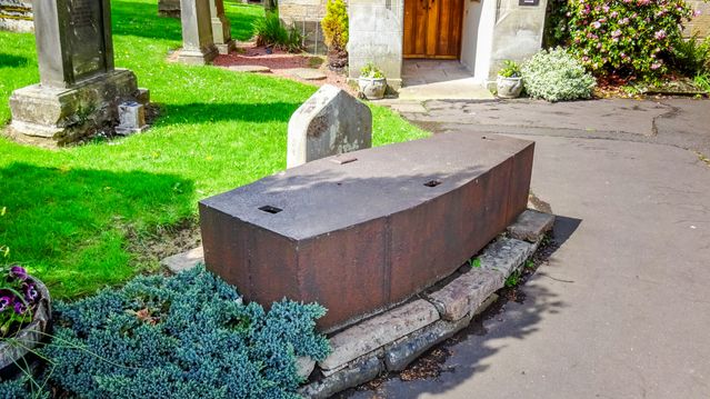 Da likkistene måtte få granater