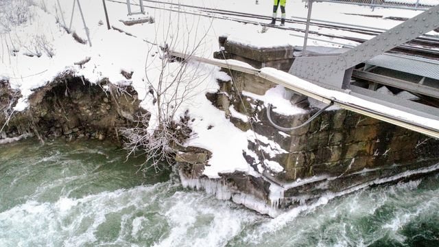 Bare midtpilarene ble sikret da brua sto i fare for å kollapse – landkarene forble urørt