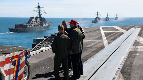 Illustrasjon av Trump krever at hangarskip igjen skal ha damp-katapult
