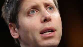 Illustrasjon av – Dette blir Open AIs første KI-maskinvareprodukt