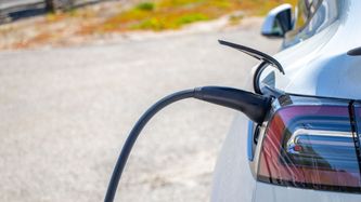 Illustrasjon av Snart kan du plugge inn og lade på offentlige AC-ladere