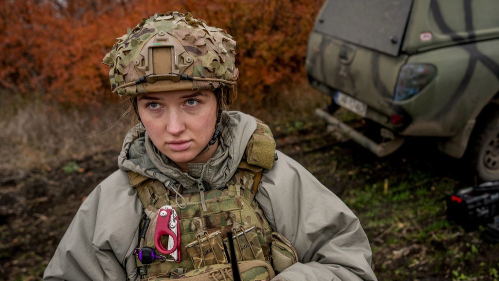 Illustrasjon av Ukrainske kvinner stormer til droneenhetene