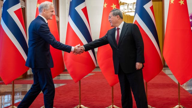 Støres delikate dans