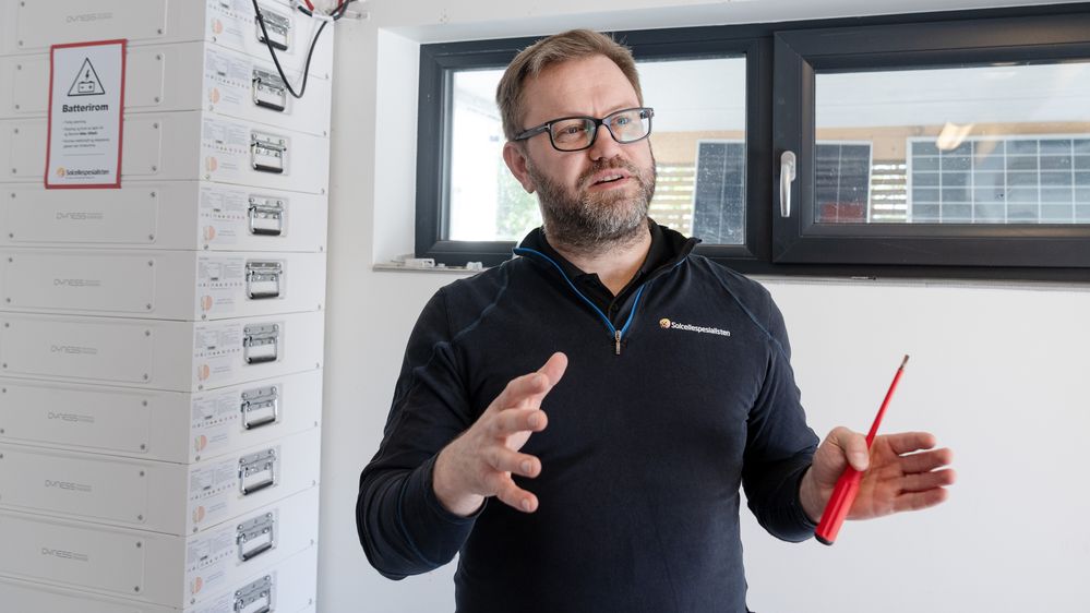 Illustrasjon av Trader norgespris mot spotpris: – Staten betaler batteriet mitt