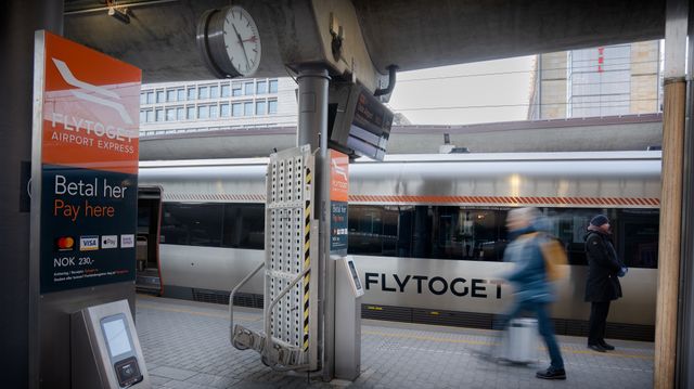 Vurderer å åpne Flytoget for flere: Advarer om juridisk trøbbel og trengsel i smale dører