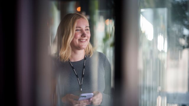 – Alle ledere bør ha et regnbue-klistremerke på laptopen