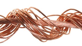 Illustrasjon av Utkledde «veiarbeidere» stjeler kobber for millioner