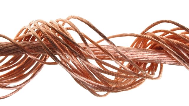 Utkledde veiarbeidere stjeler kobber for millioner