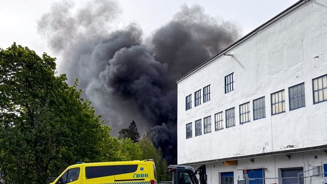 Storbrann i industribygg på Gjøvik under kontroll