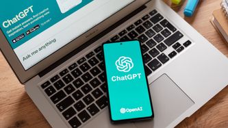 Illustrasjon av Hva sier folk om hvordan Chat GPT fungerer på arbeidsplassen?