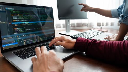 Illustrasjon av Vil bruke kunstig intelligens til å automatisere <i>hele</i> økonomien