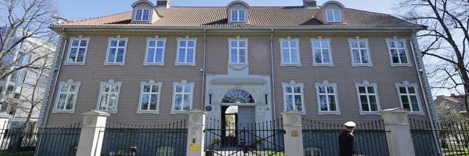 Illustrasjon av Forsvarsmateriell ba om konsulenthjelp – nå er vedkommende siktet