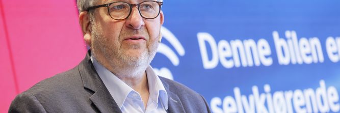 Illustrasjon av Ruter-sjefen leser gjennom alle betingelser på nett
