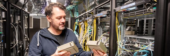 Illustrasjon av − Galskap å sette den under pulten