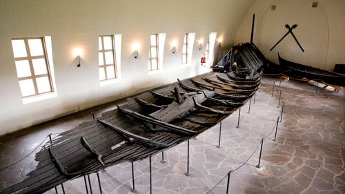 Illustrasjon av Norges første vikingskipfunn flyttes til nytt museum