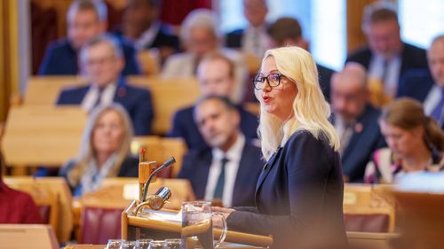 Illustrasjon av SV vil ​straffe teknologiselskaper som tillater voldelige kulter