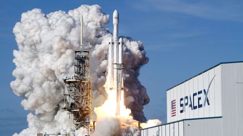 Illustrasjon av SpaceX-aksjen styrtet på børs 