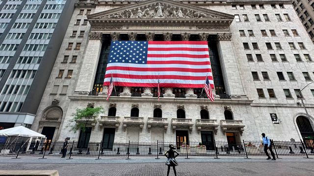 Meta faller 9 prosent, Microsoft stiger nesten 15 prosent i åpningshandelen på Wall Street