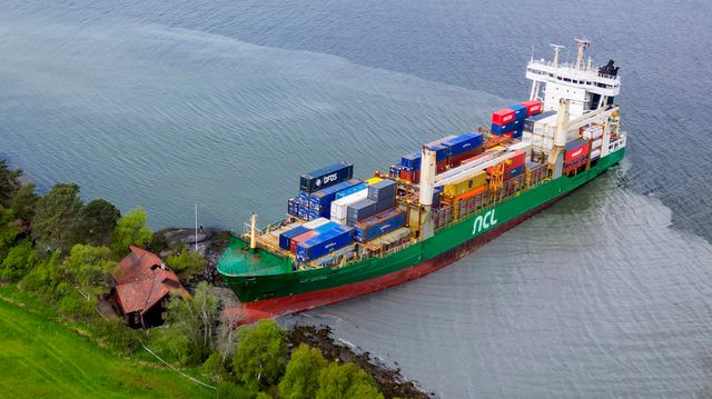 Konteinerskipet utløste leirskred da det grunnstøtte ved bolighus