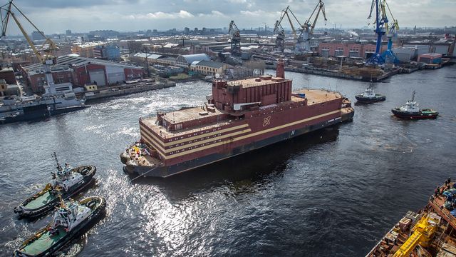 Russisk kjernekraftverk-lekter bekymrer