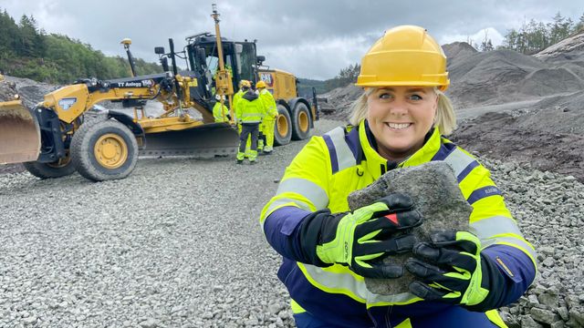 Avfallsprodukt fra stålindustri skal gjøre veiene grønnere – testes på ny E39 