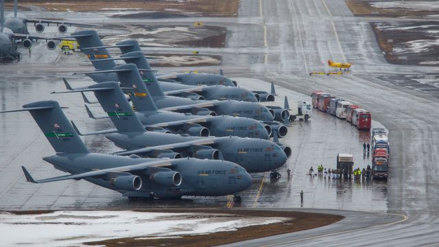 Hektisk, militær flyaktivitet i både nord og sør