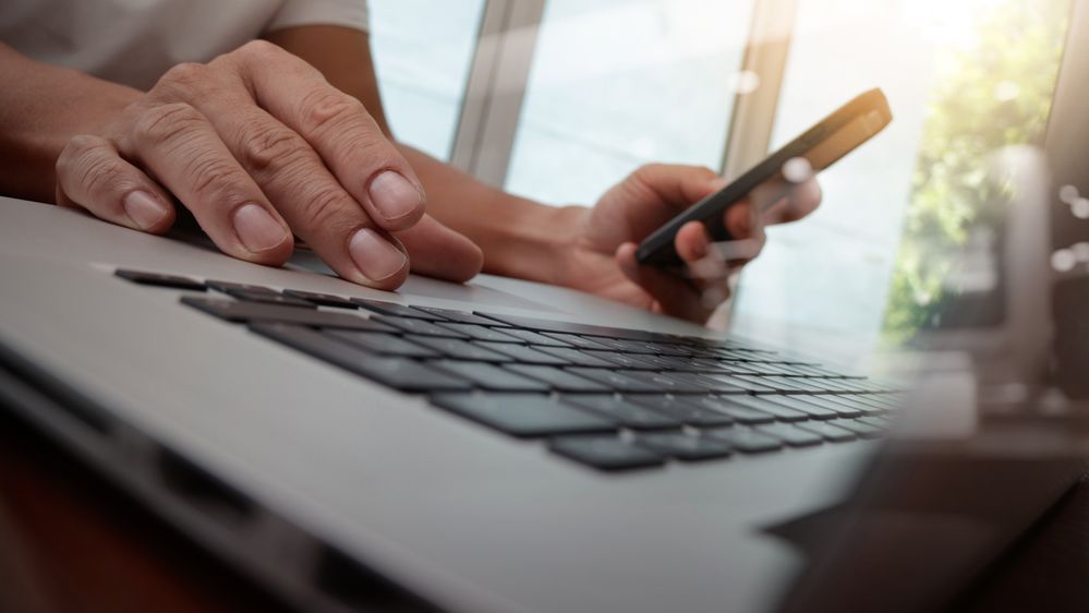 Illustrasjon av – En perfekt illustrasjon på katt-og-mus-leken